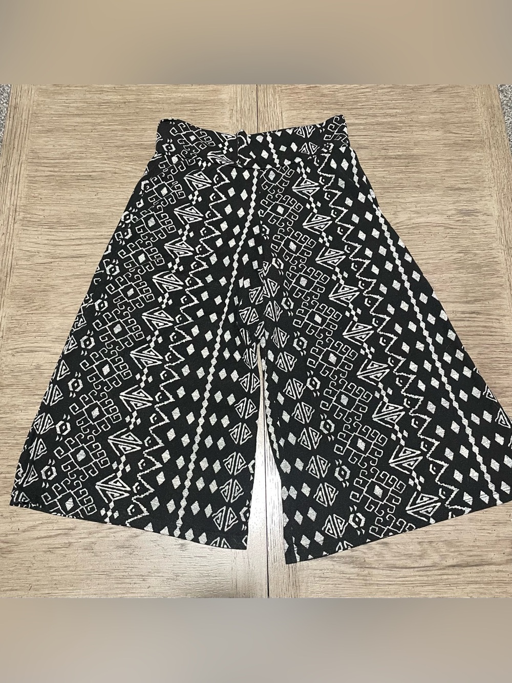 Mossimo women’s gauchos, medium, black and white print